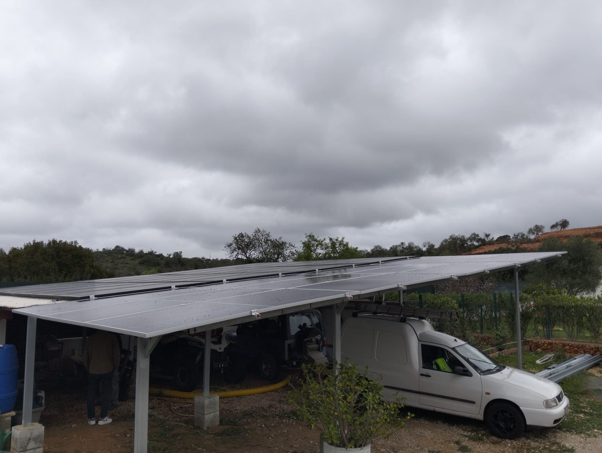 Painéis solares montados em estrutura exterior