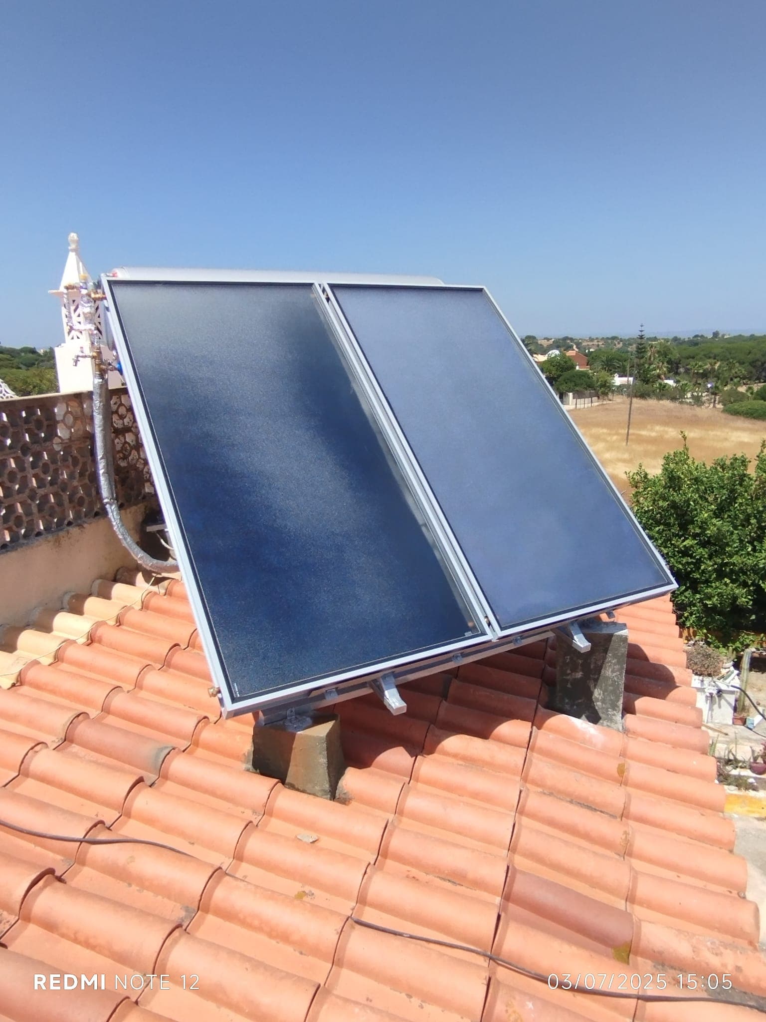 Painéis solares térmicos numa cobertura